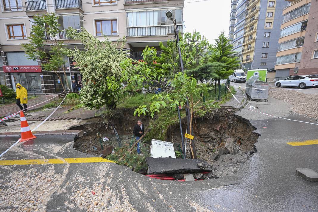 Sağanak sonrası Ankara’da yol çöktü 1